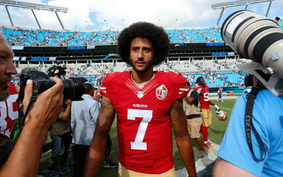 El polémico Colin Kaepernick no juega en la NFL desde 2016. (ARCHIVO)