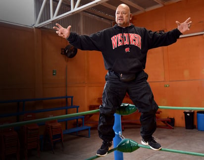 Innumerables recuerdos guarda el 'Chamuco Treviño' de sus inicios en la lucha libre, donde trabajó con grandes gladiadores. (JESÚS GALINDO)