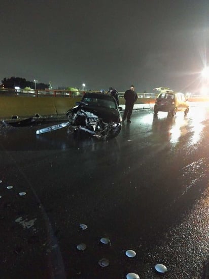 Por pavimento mojado, conductor de auto pierde el control y choca con muro del puente El Campesino. (EL SIGLO DE TORREÓN)