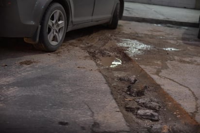 Representa un peligro para los automovilistas que estacionan sus vehículos en este lugar. (EL SIGLO DE TORREÓN)