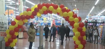 Unas 50 personas se negaron a abandonar la tienda en la que se encontraban hasta que les hicieran válida una oferta a pantallas de televisión en la Ciudad de México. (ESPECIAL)