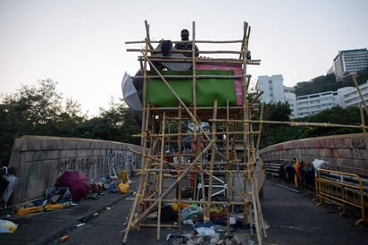 Manifestantes en Hong Kong han recurrido a armas medievales para evitar que la policía ingrese a las universidades. (ARCHIVO) 