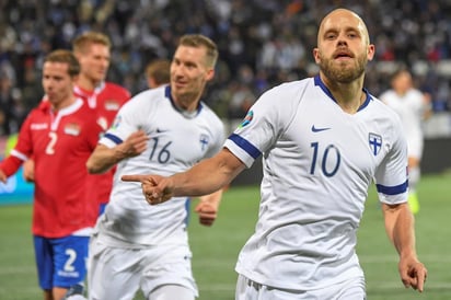 Teemu Pukki (10) marcó dos tantos para darle el histórico boleto a su país y así disputar el torneo continental por primera vez. (EFE)