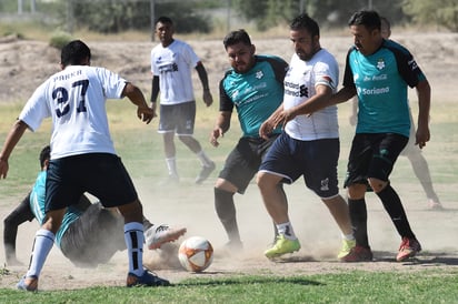 La disputa por el balón será de poder a poder, sin dar ningún tipo de ventaja en la cancha. (ARCHIVO) 