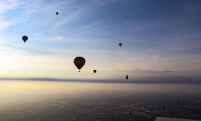 A una altura de 2,500 metros, el ruido de la ciudad se quedó muy abajo y desde la canastilla de O'Brian se observan otros aerostatos que suban y bajan buscando los caprichosos vientos que los guíen hacia donde estos quieran. (ARCHIVO)