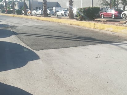 A pesar de que la obra fue entregada en el mes pasado, ya se han colocado parches debido a los baches generados por las lluvias que se han registrado, las cuales dañan el pavimento de la vialidad. (BEATRIZ A. SILVA)