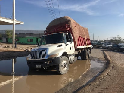 La unidad cargada con algodón estuvo a punto de volcarse debido al mal estado del pavimento en el lugar. (EL SIGLO DE TORREÓN)