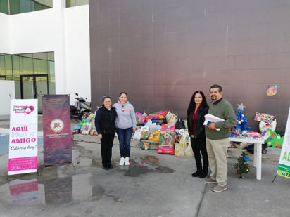 Los maestros explicaron que los alumnos recolectaron croquetas debido a que están sensibilizados con los sectores más vulnerables. (VIRGINIA HERNÁNDEZ)