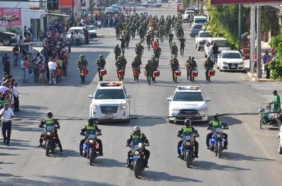 'Por órdenes de la presidenta municipal Marina Vitela se reforzará la vigilancia para el desfile que se realizará mañana, informó el director se Seguridad Pública y Vialidad, Javier Armando Esparza Pantoja', señala el departamento de Comunicación Social. (EL SIGLO DE TORREÓN)