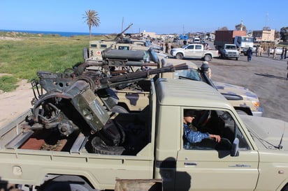 Las fuerzas bajo el mando del mariscal Jalifa Hafter, hombre fuerte de Libia, intensificaron esta madrugada su ofensiva terrestre en el eje de la localidad de Qarabuli, clave para el control de la carretera de la costa que une Trípoli con la ciudad-estado de Misrata, única gran vía terrestre que queda abierta para el avituallamiento de la capital. (ARCHIVO)