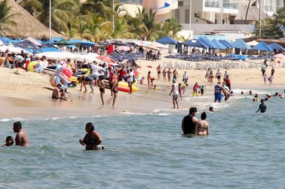 Las playas del país como Acapulco, Ixtapa Zihuatanejo, Cancún, Riviera Maya, Puerto Vallarta y Cabo San Lucas, registran altos índices de ocupación hotelera por el puente vacacional con motivo de la conmemoración de la Revolución Mexicana. (ARCHIVO)