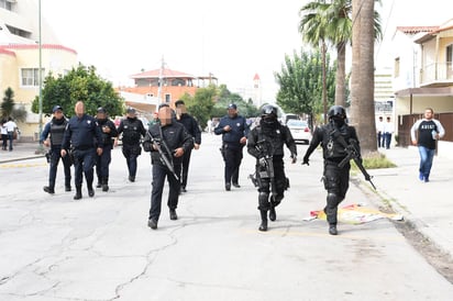 Al escuchar la detonación sobre la avenida Allende y calle González Ortega, en el centro del municipio los presentes corrieron y se resguardaron en comercios cercanos. (EL SIGLO DE TORREÓN)