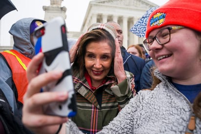 Nancy Pelosi rechazó las acusaciones del presidente en el sentido de que el proceso es injusto. (ARCHIVO) 