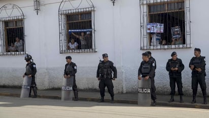 Agentes reforzaron el cerco alrededor de la iglesia San Miguel Arcángel, ubicada en Masaya. (AGENCIAS) 