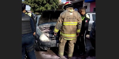 El personal del departamento de Bomberos de la ciudad, acudió al lugar a bordo de la unidad 09 y se dispuso a sofocar el fuego. (EL SIGLO DE TORREÓN)
