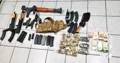 La Fiscalía General de Justicia (FGJE) aseguró en el sitio un lanza cohetes RPG, armas de diversos calibres, cargadores, 
equipo y ropa táctica, más de 96 mil pesos en billetes y monedas de diferentes denominaciones, y bolsas con metanfetamina y marihuana.
