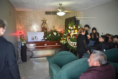 Amigos y familiares cercanos a la maestra Mireya Fernández acudieron ayer a la funeraria. (DIANA GONZÁLEZ)