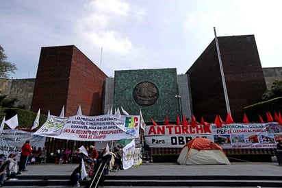 Este martes se cumplen nueve días de bloqueo de la Cámara de Diputados de parte de distintas organizaciones campesinas, lo que ha impedido que los legisladores sesionen y puedan aprobar el Presupuesto de Egresos de la Federación para el año que entra. (ARCHIVO)