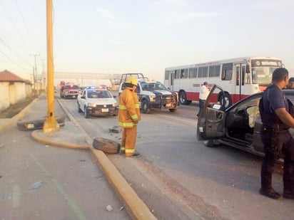 Al lugar arribaron elementos de Bomberos y Cruz Roja, quienes le brindaron los primeros auxilios. (EL SIGLO DE TORREÓN)