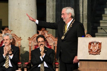  Enrique Graue rindió protesta esta mañana como rector de la Universidad Nacional Autónoma de México (UNAM) para un segundo periodo, que concluirá en 2023, luego de ser electo por la Junta de Gobierno de la máxima casa de estudios. (NOTIMEX)