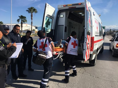 Tanto el adulto mayor como el motociclista fueron trasladados a un hospital para su atención médica. (EL SIGLO DE TORREÓN)