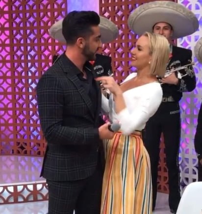 Michelle Vieth confirma en su relación con “El Potro”, él le lleva mariachi y se le declara al aire.(ESPECIAL) 