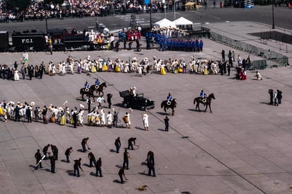 La marcha de una veintena de líderes campesinos procedente de su plantón en la Cámara de Diputados llegó a las inmediaciones del Zócalo Capitalino, adonde no pudo ingresar debido a que se realizaba la representación histórica de la Revolución Mexicana. (NOTIMEX)