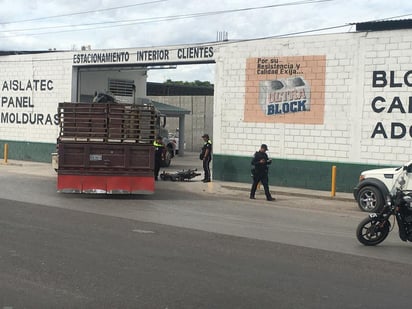 El accidente ocurrió cerca de las 13:20 horas de este miércoles sobre el bulevar Ejército Mexicano, a unos metros de la calzada Lerdo de Tejada. (EL SIGLO DE TORREÓN)