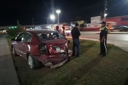 El vehículo terminó sobre la banqueta. (EL SIGLO DE TORREÓN)