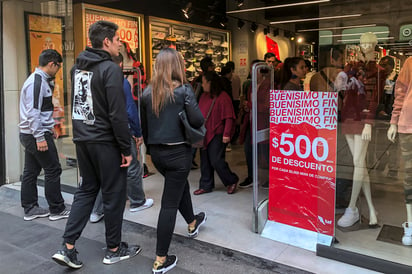 De acuerdo a la Canaco de Torreón, participaron alrededor de tres mil 100 comercios en los cuatro días que duró el Buen Fin. (ARCHIVO) 