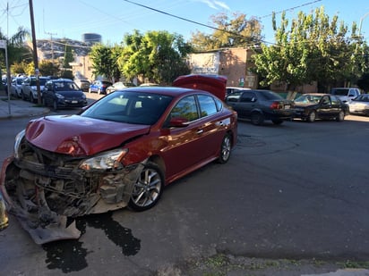 Ambos vehículos involucrados en el accidente resultaron con daños materiales. (EL SIGLO DE TORREÓN)