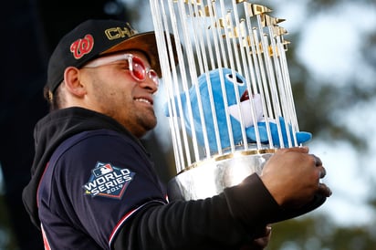 Gerardo Parra durante el desfile de los Nacionales de Washington para celebrar el campeonato de la Serie Mundial. (AP)