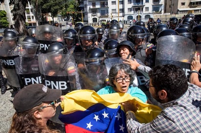 Simpatizantes y opositores del presidente venezolano, Nicolás Maduro, comenzaron a reunirse este jueves en dos puntos de Caracas bajo un clima de tensión. (ARCHIVO) 