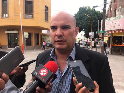 El tesorero municipal, Ricardo Olivares Porras dijo que en el acto de presentación y apertura estuvo parte del equipo del Comité de Adquisiciones, además de que asistió el regidor panista, Ángel Luna y dos testigos sociales, Mario Alvarado y Carlos Leyva, representantes de Empresarios Lerdenses, A.C. (ANGÉLICA SANDOVAL)