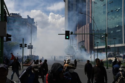 Al grito contra Áñez: “¡qué renuncie carajo!”, “¡asesinos!”, los familiares de los fallecidos el martes en Senkata portaban algunas fotografías de las víctimas y ramos de flores. (EFE)