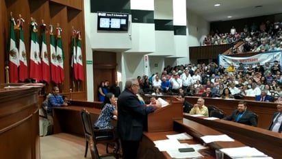 
Los docentes en retiro, adheridos a la Sección XXVII del Sindicato Nacional de Trabajadores al Servicio de la Educación desde hace más de dos décadas, mantuvieron su demanda de ser homologados en esta prestación en relación a sus compañeros en servicio. (ESPECIAL)