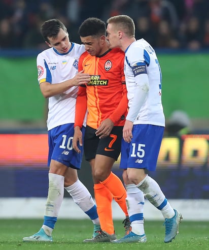 Los jugadores del Dynamo de Kiev consuelan al brasileño tras un caso de racismo en el futbol de Ucrania. (ARCHIVO) 