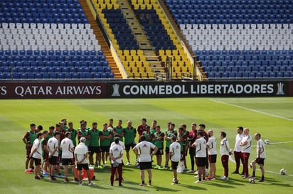 Los argentinos reconocieron la cancha del Monumental de Lima. (AP)