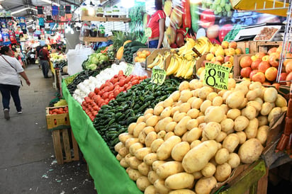 En la primera quincena de noviembre, el Índice Nacional de Precios al Consumidor (INPC) registró un crecimiento de 0.68 por ciento respecto a la quincena inmediata anterior, así la inflación anual se ubica en 3.10 por ciento. (ARCHIVO)