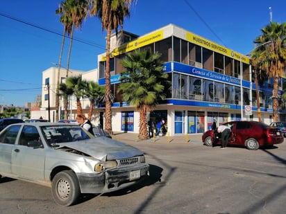 Las primeras versiones de ambos conductores señalan que sus semáforos estaban con la luz en verde, por lo que ninguno realizó el alto correspondiente y terminaron por impactarse. 
(EL SIGLO DE TORREÓN)