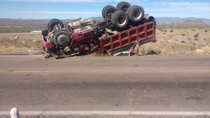 El conductor de la unidad perdió el control del volante y se salió del camino; el camión dio un giro y terminó con los ejes hacia arriba.