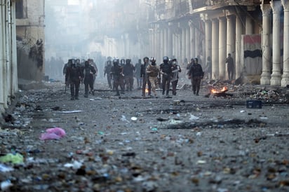 Un manifestante recibió el impacto de una bala de goma y murió instantáneamente. (AP) 