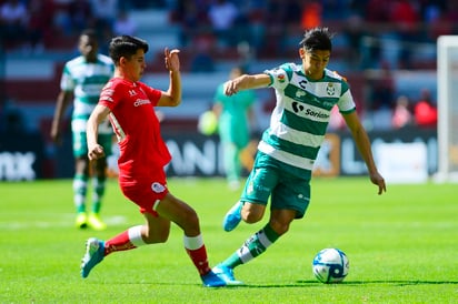 En un duelo de mero trámite para efectos de la liguilla, pero muy movido en cuanto a anotaciones, Santos Laguna y Toluca empataron en el estadio Nemesio Díez, en la última fecha de la campaña regular. (TWITTER)