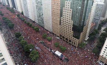 Los aficionados del flamante campeón de la Copa Libertadores 2019 abarrotaron las calles de Río de Janeiro en el marco de la celebración donde rodearon el camión de su equipo. (EFE)