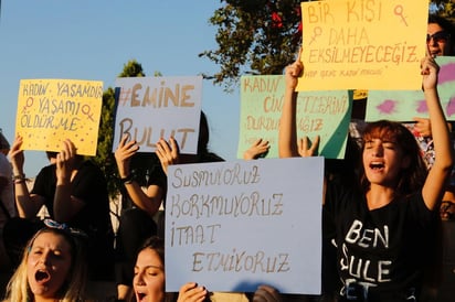 La Policía turca dispersó este lunes con gases lacrimógenos a un millar de personas que se manifestaron en el centro de Estambul con motivo el Día Internacional de la Eliminación de la Violencia contra la Mujer. (ARCHIVO) 