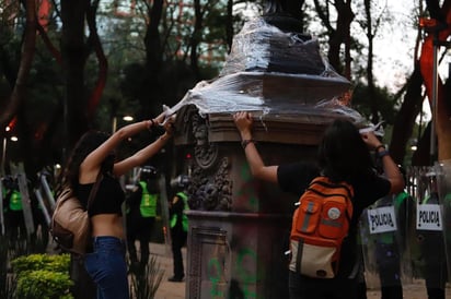 Otro grupo retiró las láminas colocadas para proteger el Monumento a Cuauhtémoc, en el cruce de Insurgentes y Paseo de la Reforma, realizaron pintas y prendieron fuego. (EL UNIVERSAL)