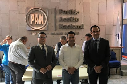 Mario Ibáñez (centro) fue electo presidente del comité municipal del PAN de Gómez Palacio el pasado sábado. Su toma de protesta será durante la primera quincena de diciembre.