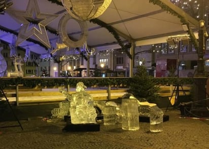 Una escultura de más de dos metros de altura, colocada en una feria navideña. (INTERNET)