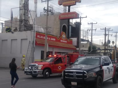 El reporte se generó minutos después de las 13:00 horas, luego de que la chimenea empezara a arder, pero por la acumulación de grasa se propagó al área de la cocina, por la campana y dañó el área. (EL SIGLO DE TORREÓN)