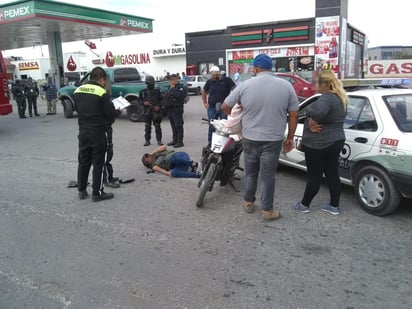 Una mujer resultó lesionada luego de impactar la motocicleta que conducía contra una camioneta particular a la altura del Parque Industrial de la ciudad de Gómez Palacio. (EL SIGLO DE TORREÓN)